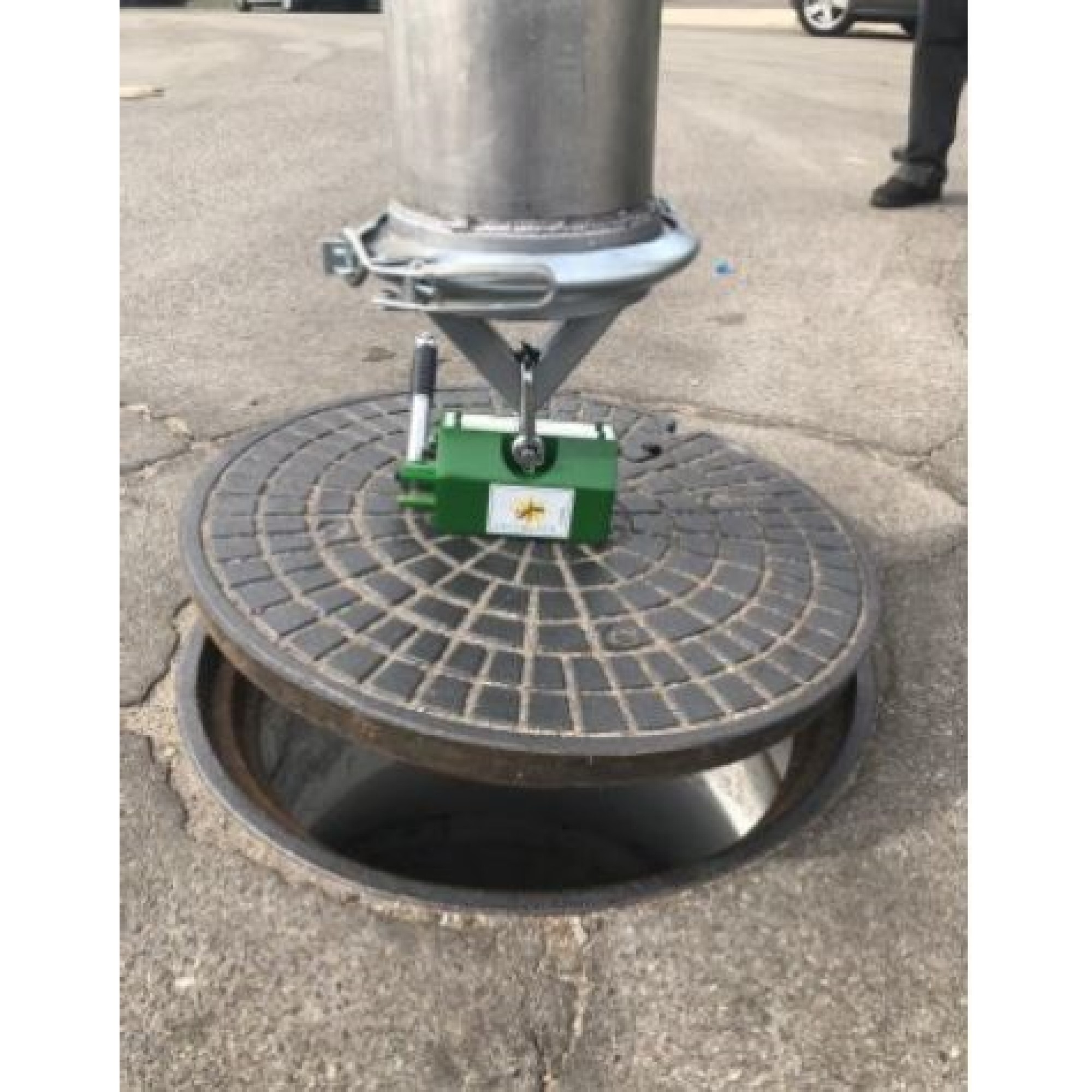 Magnetic Boom Manhole Lifter